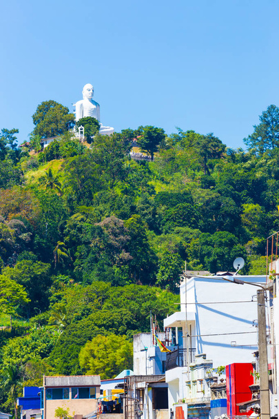 Kandy Bahiravokanda Vihara Buddha Hill Abajo V
 - Foto, imagen