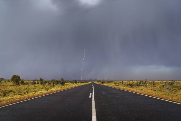 Στον αυτοκινητόδρομο στο Αυστραλιανό outback κατά τη διάρκεια ηλεκτρικής καταιγίδας - Marble Bar, Δυτική Αυστραλία - Φωτογραφία, εικόνα