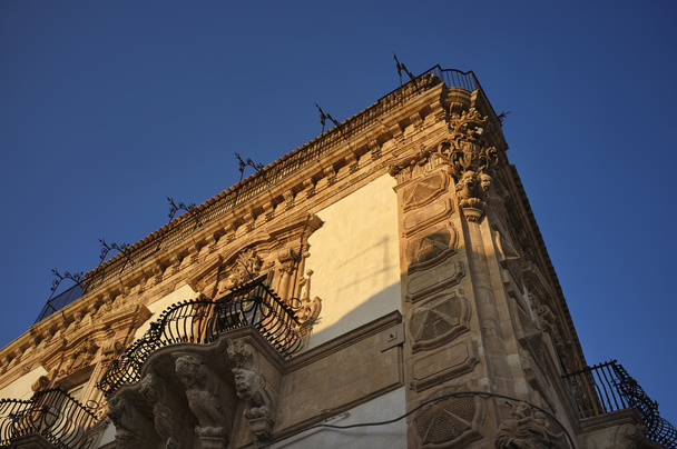 die barocke Fassade des Palazzo Beneventano bei Sonnenuntergang - Foto, Bild
