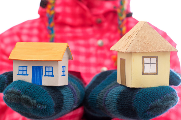 huis houdt vrouw in winter handschoenen - Foto, afbeelding