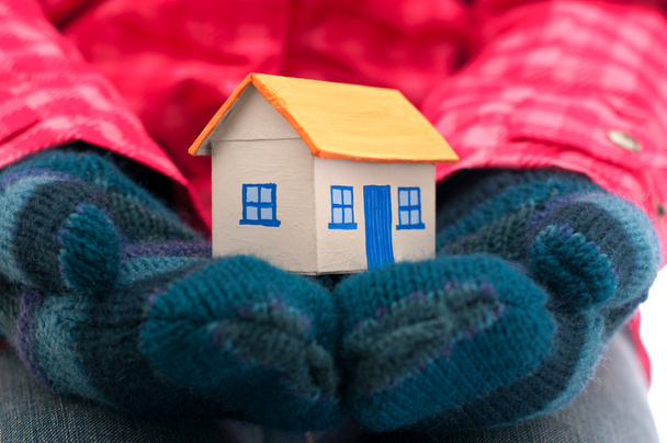dům má žena v zimní rukavice - Fotografie, Obrázek