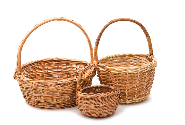 cesta de mimbre aislado
  - Foto, imagen