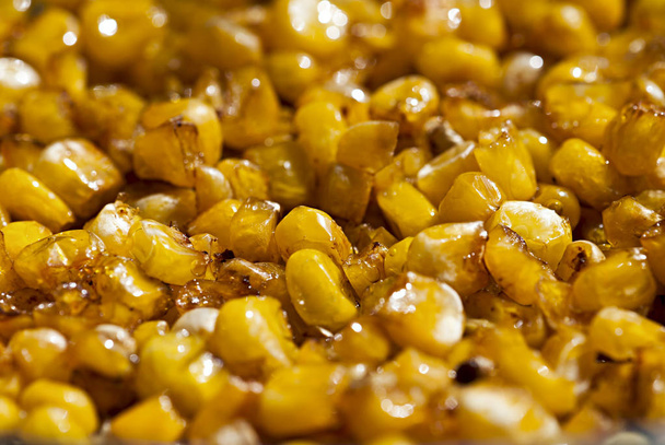 Maïs gebakken in olie in een koekenpan - Foto, afbeelding