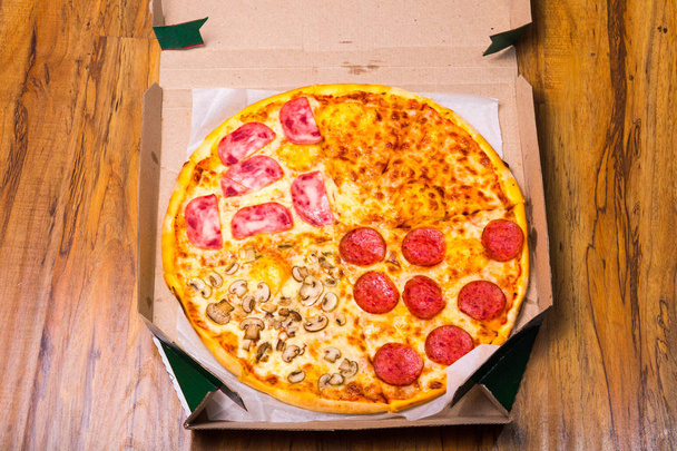 Pizza čtyři chuť s feferonkami sýru houby a becon - Fotografie, Obrázek