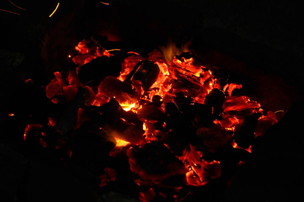 Élő parázs forró szikrája grillsütőben - Fotó, kép