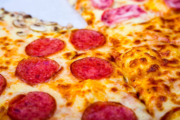 Pizza čtyři chuť s feferonkami sýru houby a becon - Fotografie, Obrázek