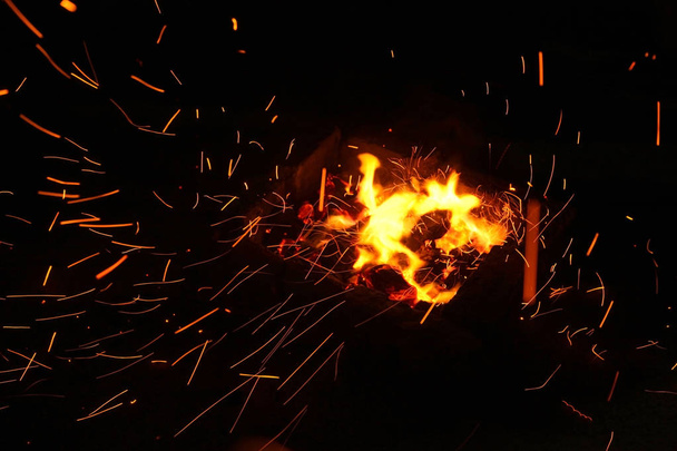 Quente faísca carvões ao vivo queimando em um churrasco
 - Foto, Imagem
