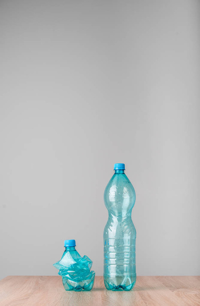 青いプラスチック製のボトル - 写真・画像