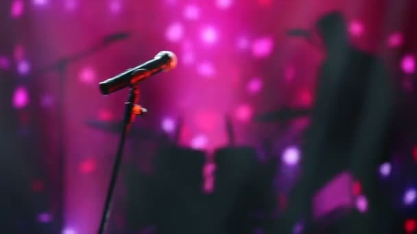 Mikrofon auf der Konzertbühne des Fernsehstudios für verschiedene Veranstaltungen!!! (tv studio detail) - Filmmaterial, Video