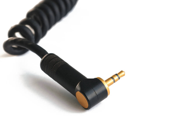 Чорний аудіо інструментальний кабель з золотими стерео 3,5 мм штекерами
  - Фото, зображення