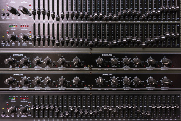 Звуковий мікшер Вінтажний фільтр
 - Фото, зображення
