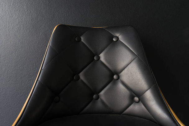 Cadeira preta com fundo preto closeup
 - Foto, Imagem