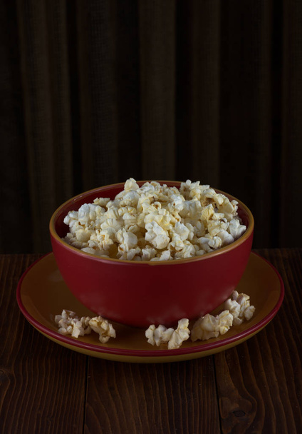 Popcorn in een rode kom - Foto, afbeelding
