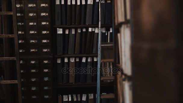 Dolly disparó interior de viejos estantes de archivo con carpetas de documentos
 - Metraje, vídeo