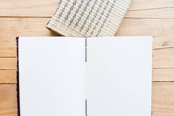 Noteboook papír s kopií prostor na dřevo pozadí - Fotografie, Obrázek