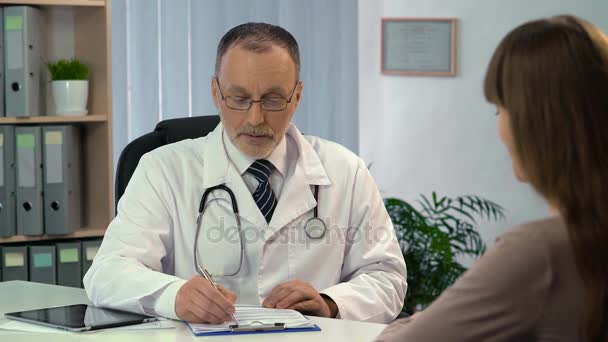 Kadın doktor, Doktor hastada klinik için ilaç reçete için söz - Video, Çekim