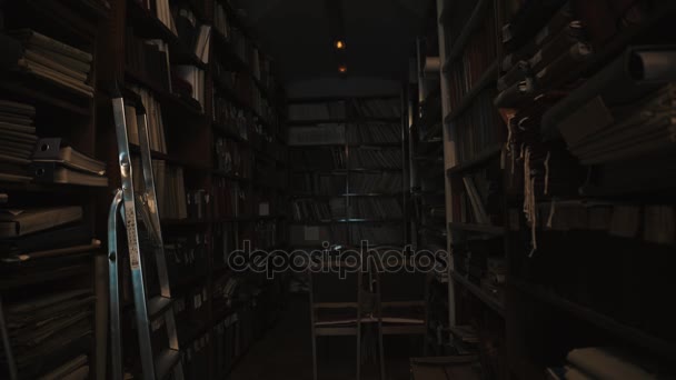 Leuchtstoffröhren leuchten im alten Bibliotheksinnenraum. Bücher und Mappen - Filmmaterial, Video