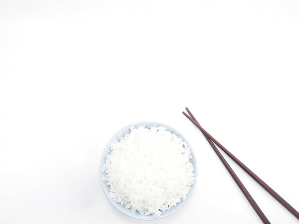 Рис в миске с палочками для еды изолированный вид сверху
 - Фото, изображение