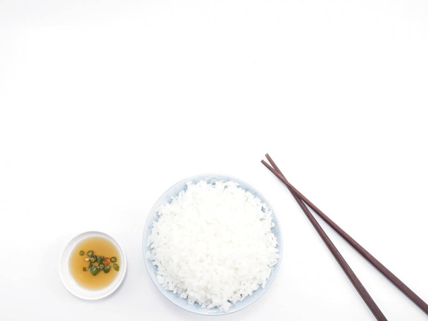 Pirinç bir kase yemek çubukları izole Üstten Görünüm - Fotoğraf, Görsel