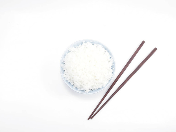 Ryż w misce z pałeczki na białym tle widok z góry - Zdjęcie, obraz