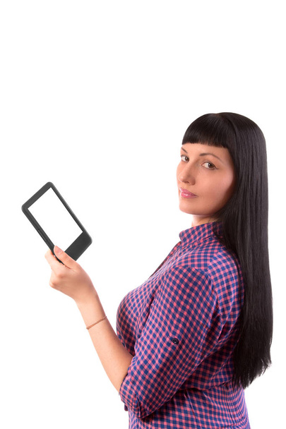 Девушка держит планшет в руке на белом фоне
 - Фото, изображение