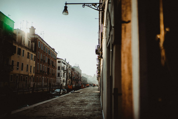 ヴェネツィアの通りの様子 - 写真・画像