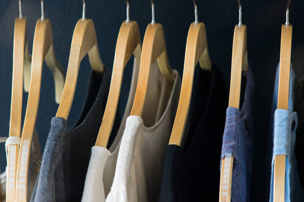 Variedad de camisas colgadas en el tendedero
 - Foto, Imagen