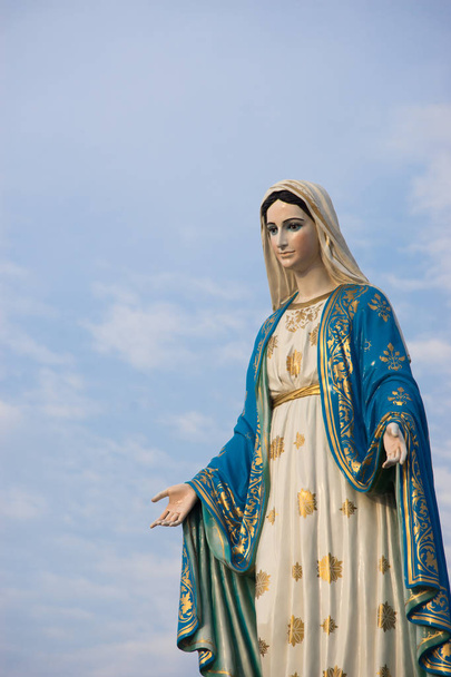 Virgen María estatua con fondo azul cielo
 - Foto, Imagen