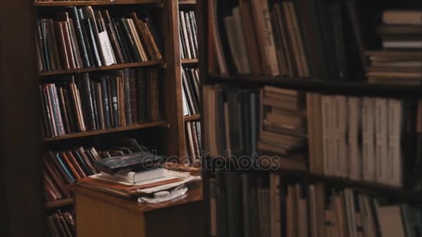 A könyvek és a régi stílusú könyvtárban mappák teljes könyvespolc. Dolly lövés - Felvétel, videó
