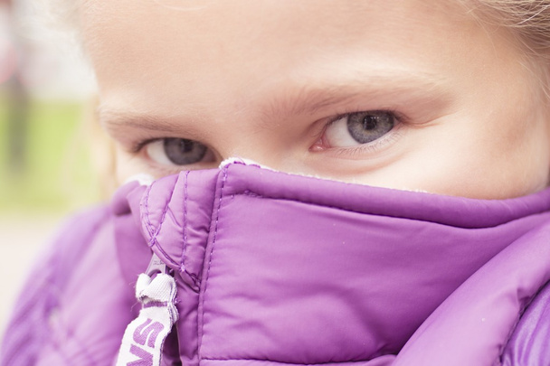 симпатичная замерзающая девушка, скрывающаяся за фиолетовым жилетом
 - Фото, изображение