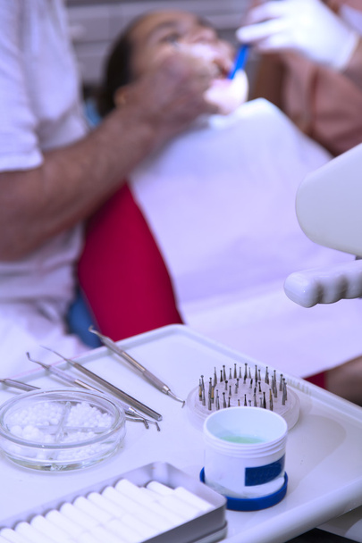 tandheelkundige instrumenten voor inspectie en behandeling - Foto, afbeelding