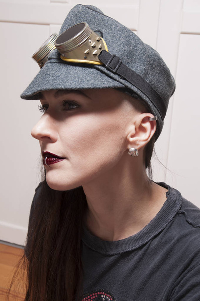 retrato de mujer de belleza en gorra forrajera y gafas de aviador vintage
 - Foto, Imagen