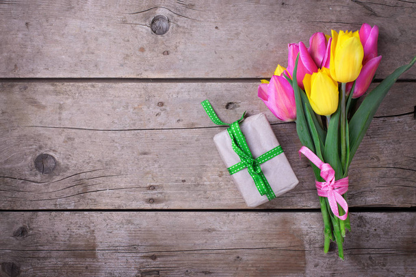 heldere gele en roze lente tulpen - Foto, afbeelding