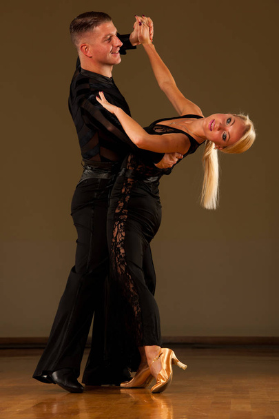 Beautiful ballroom  couple preforms their exhibition dance - Φωτογραφία, εικόνα