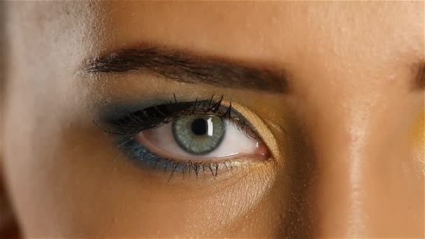 Girl opens her eyes and her pupils dilate and constrict. Close up. Slow motion - Video