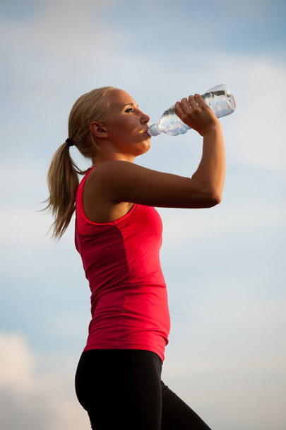 donna atleta bere dopo l'allenamento
  - Foto, immagini