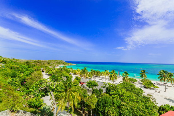καταπληκτική θέα Holguin επαρχία Κούβας τροπική παραλία φιλόξενο και ήρεμο ωκεανό azure τυρκουάζ  - Φωτογραφία, εικόνα