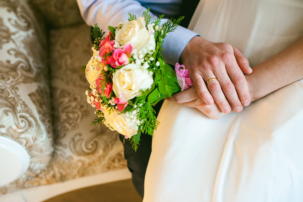 bridal bouquet and newlyweds rings. hands adult honeymooners close up - Zdjęcie, obraz