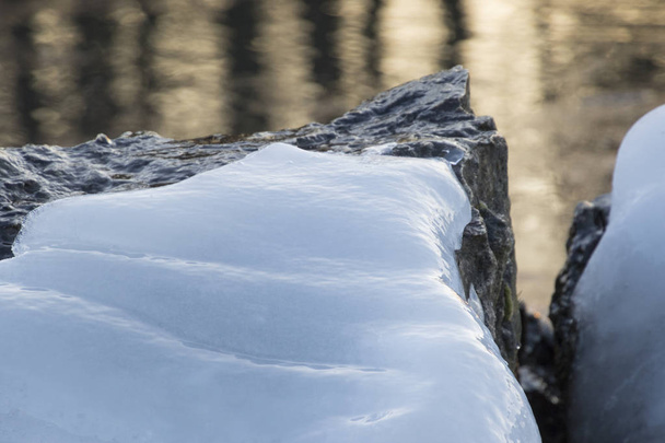 Eis auf gefrorenem Teich im Winter - Foto, Bild
