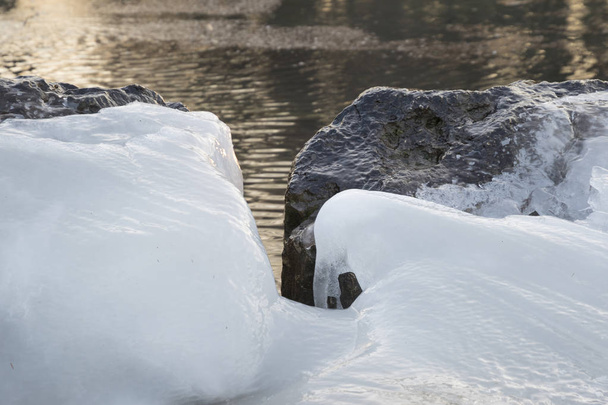 jää jäätyneellä lammikolla talvikaudella
 - Valokuva, kuva