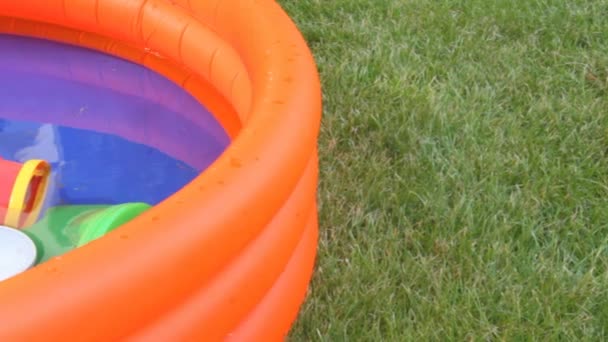水とオレンジ色のインフレータブル パドリング プール - 映像、動画