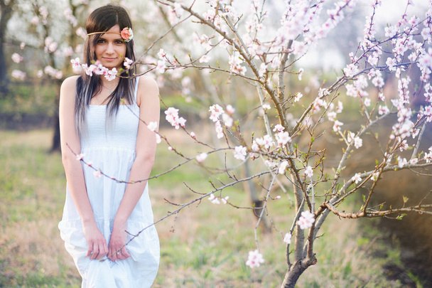 Carino giovane donna con albero in fiore
 - Foto, immagini