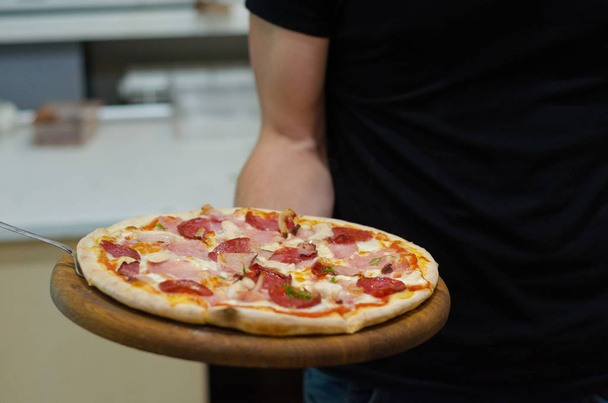 Büyük lezzetli pizza - Fotoğraf, Görsel
