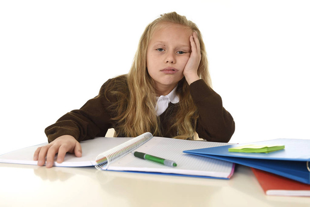  маленька школярка сумно і втомлено виглядає пригніченим страждаючим стресом, перевантаженим навантаженням домашнього завдання
 - Фото, зображення