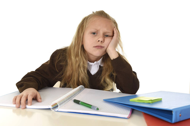  女子高生は少し悲しいと疲れて探して落ち込んで苦しんでストレス宿題の負荷に圧倒されます。 - 写真・画像