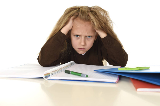  Malá školačka smutný a unavený hledá depresi utrpení stresu přemožen zatížení domácích úkolů - Fotografie, Obrázek