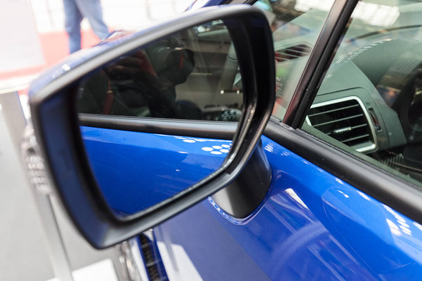kant spiegel op het motorvoertuig, opmerking ondiepe scherptediepte - Foto, afbeelding