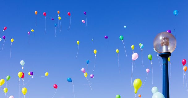 Gökyüzünde renkli balonlar - Fotoğraf, Görsel