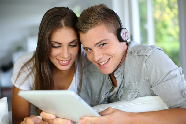 Nuori pari kuuntelee musiikkia elektroninen tabletti
 - Valokuva, kuva