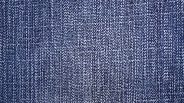 beeldmateriaal blauw denim of jeans textuur achtergrond. - Video